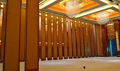 酒店餐廳裝修設(shè)計(jì)怎樣選用活動(dòng)隔斷墻材料?